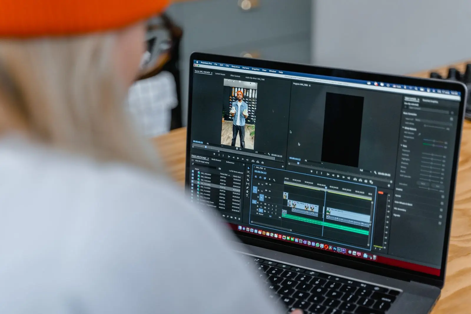 Un montage vidéo en cours sur un ordinateur portable, photographie d’illustration.