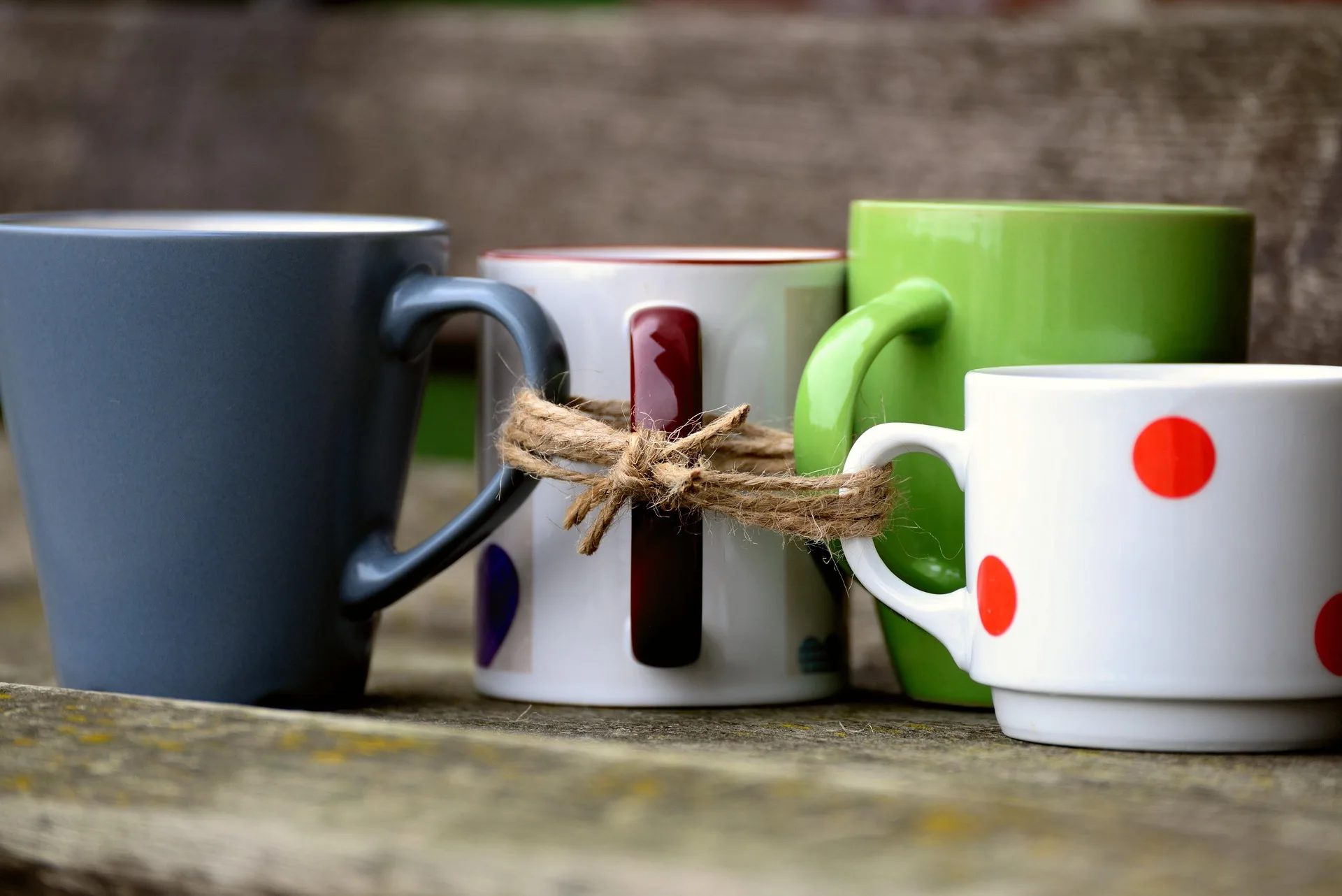 Quatre tasses réunies par un même lien, image d’illustration.